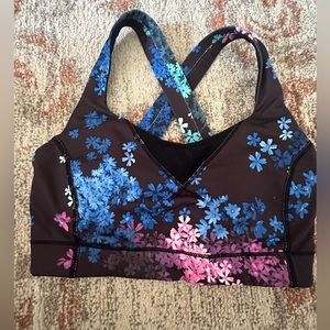 Lululemon sports bra size 6 or 8